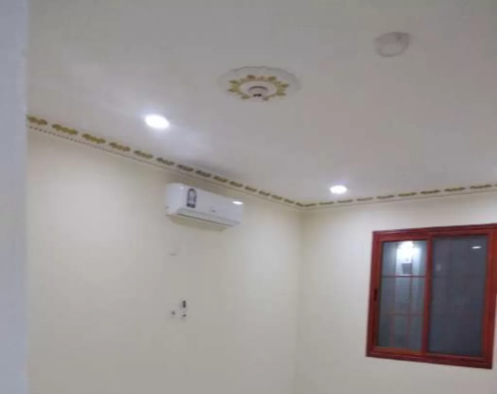 Residential Ready Property 3 Bedrooms U/F Apartment  for rent in Al Wakrah #15165 - 1  image 