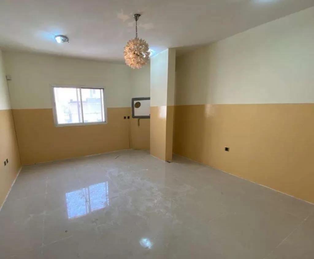Residential Ready Property 2 Bedrooms U/F Apartment  for rent in Umm-Ghuwailina , Doha-Qatar #15176 - 2  image 