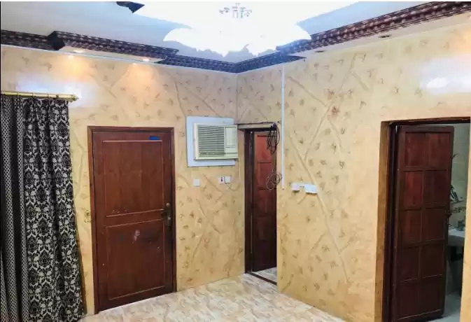Residential Ready Property 1 Bedroom U/F Apartment  for rent in Doha #15274 - 1  image 