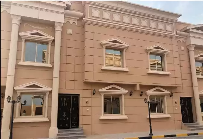 Жилой Готовая недвижимость 5 спален Н/Ф Вилла в комплексе  в аренду в Доха #15292 - 1  image 