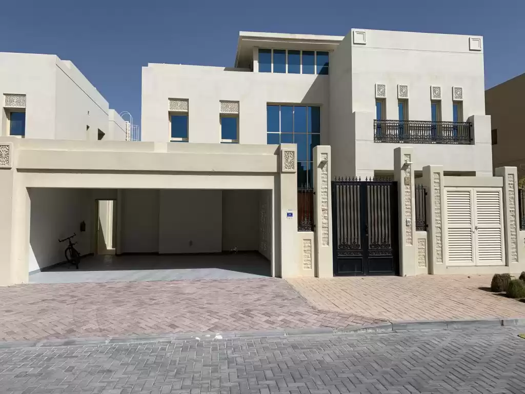 Wohn Klaar eigendom 4 Schlafzimmer S/F Villa in Verbindung  zu vermieten in Al Sadd , Doha #15311 - 1  image 