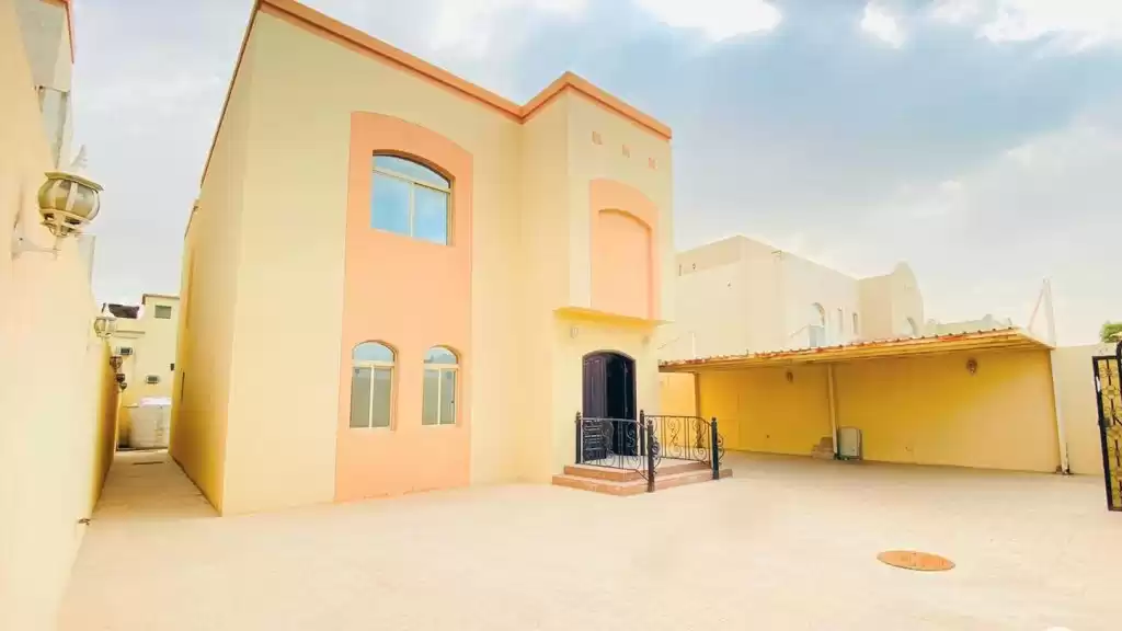 Résidentiel Propriété prête 5 chambres S / F Villa autonome  a louer au Al-Sadd , Doha #15332 - 1  image 