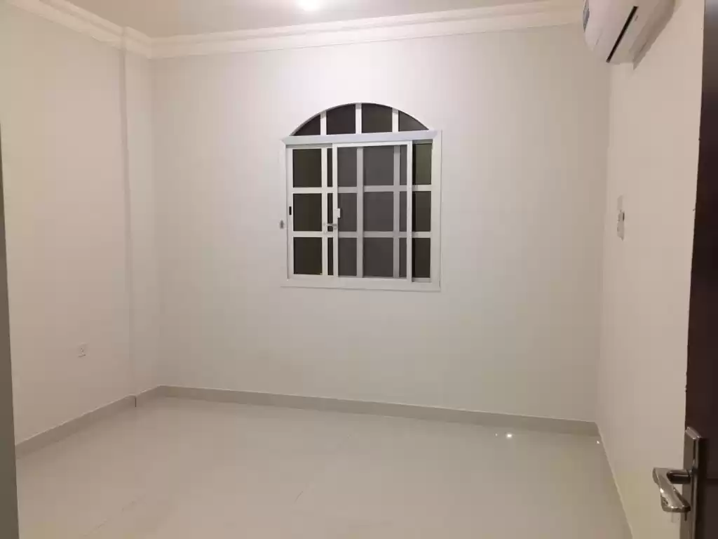 سكني عقار جاهز 6 غرف  غير مفروش شقة  للإيجار في السد , الدوحة #15338 - 1  صورة 
