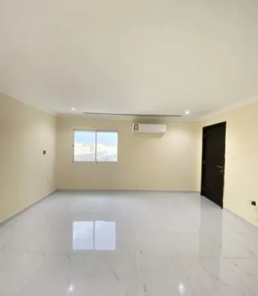 Жилой Готовая недвижимость 2 спальни Н/Ф Квартира  в аренду в Доха #15350 - 1  image 
