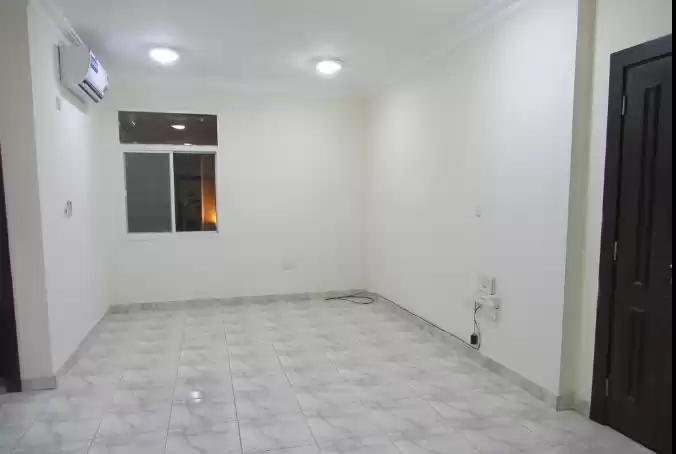 Wohn Klaar eigendom 2 Schlafzimmer U/F Wohnung  zu vermieten in Al Sadd , Doha #15388 - 1  image 