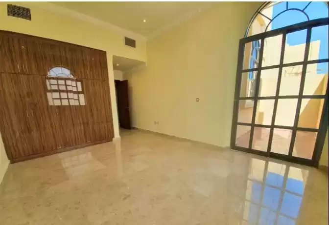 Résidentiel Propriété prête 4 chambres U / f Villa à Compound  a louer au Doha #15410 - 1  image 
