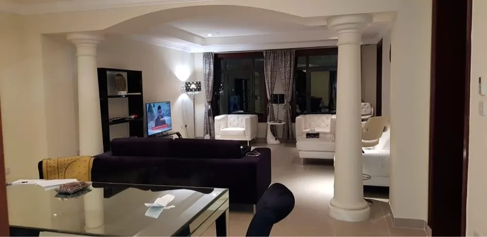 Residential Ready Property 2 Bedrooms F/F Townhouse  for rent in The-Pearl-Qatar , Doha-Qatar #15453 - 1  image 
