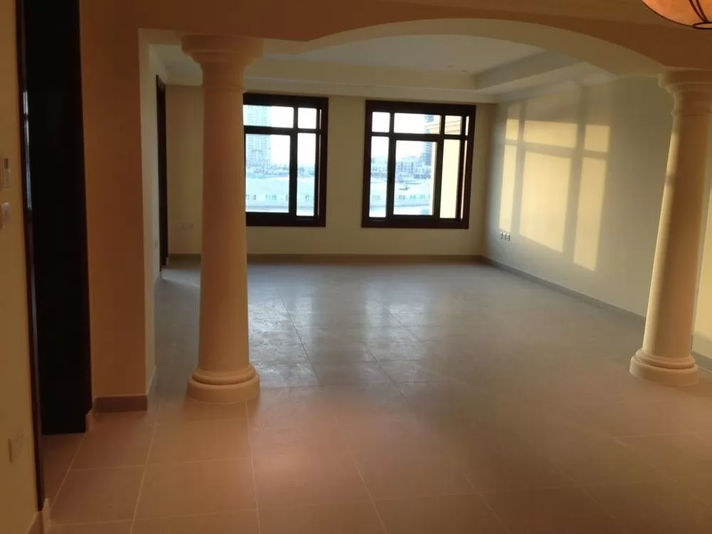 Residential Ready Property 2 Bedrooms S/F Townhouse  for rent in The-Pearl-Qatar , Doha-Qatar #15458 - 1  image 