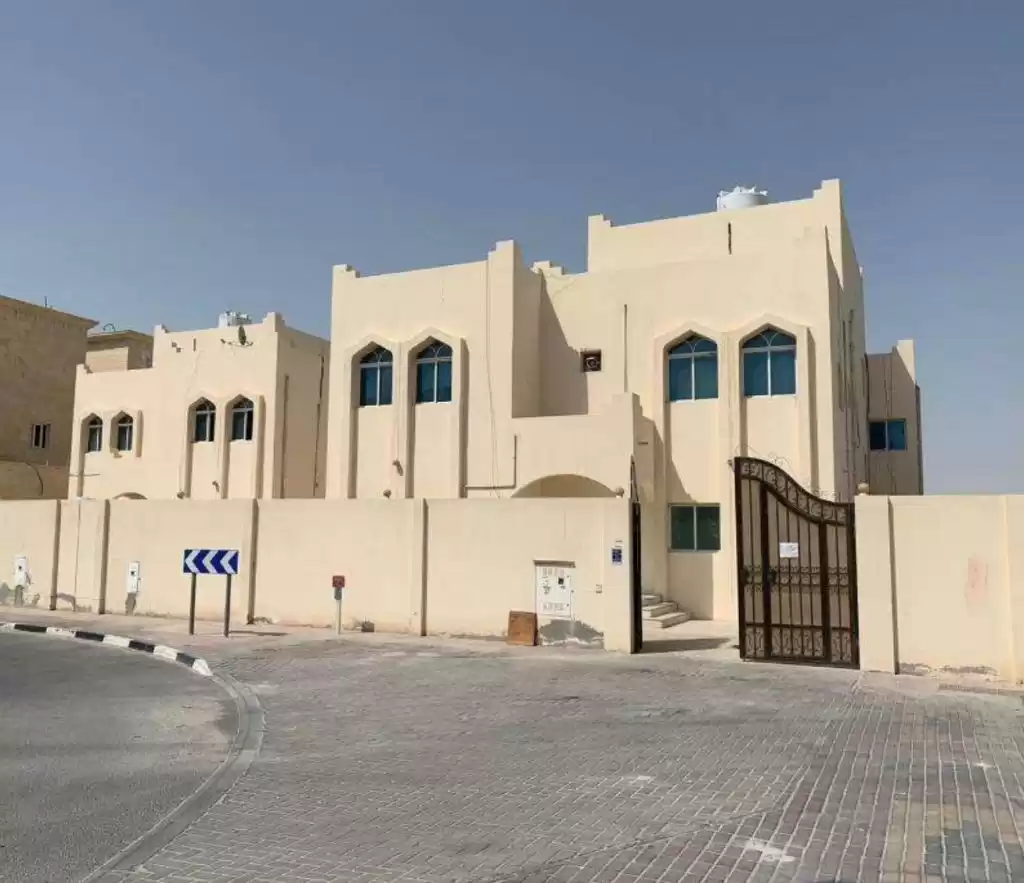 Residential Ready Property 1 Bedroom U/F Apartment  for rent in Al Sadd , Doha #15461 - 1  image 