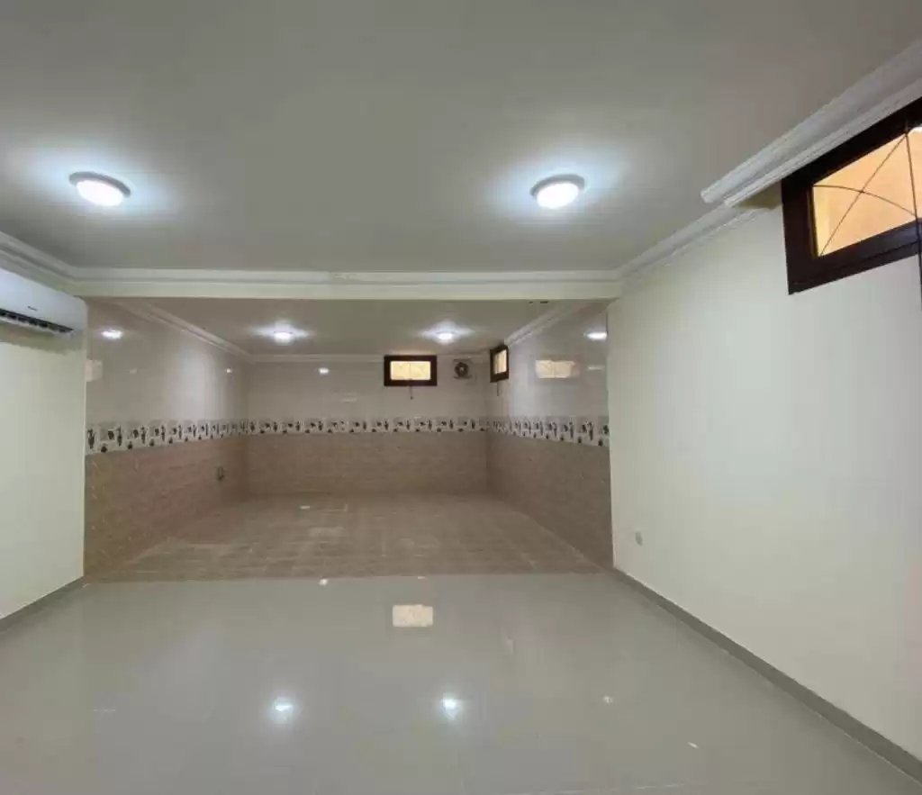 yerleşim Hazır Mülk 5 Yatak Odası U/F Apartman  kiralık içinde Al Sadd , Doha #15468 - 1  image 