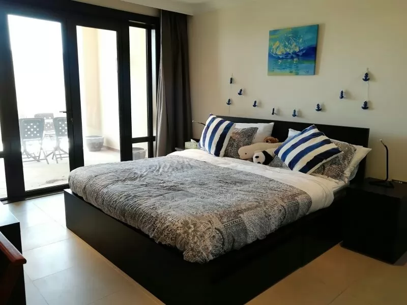 Residential Ready Property 2 Bedrooms F/F Townhouse  for rent in The-Pearl-Qatar , Doha-Qatar #15473 - 1  image 