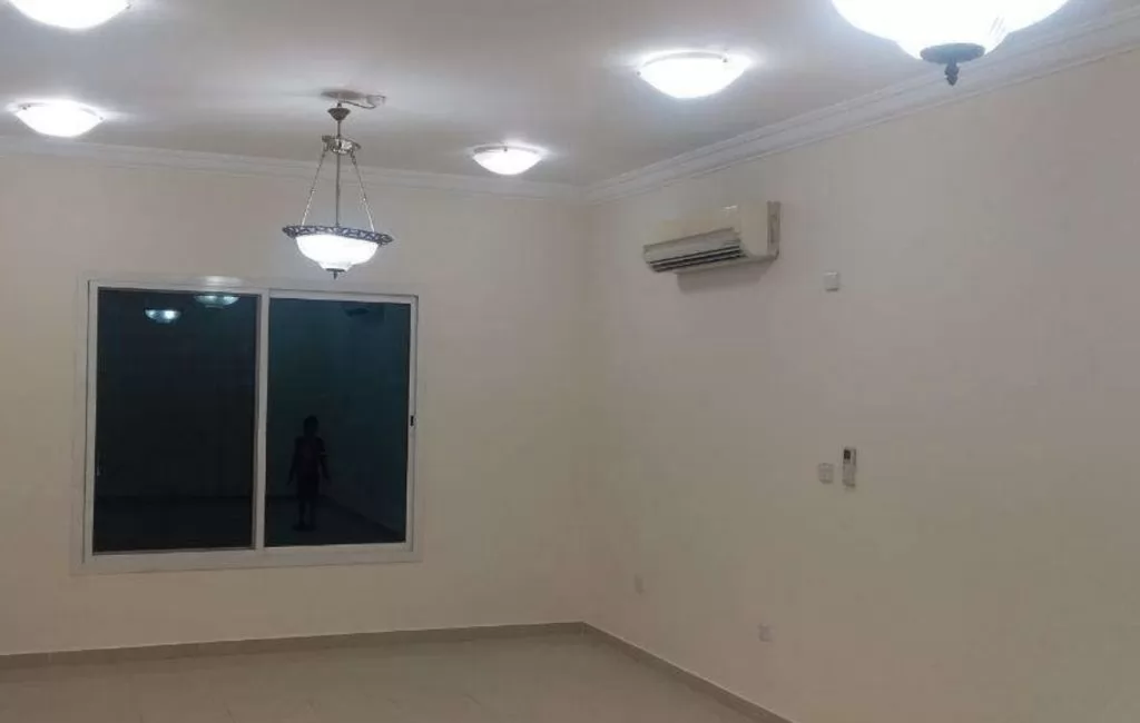 Residential Ready Property 4 Bedrooms U/F Apartment  for rent in Doha #15580 - 2  image 