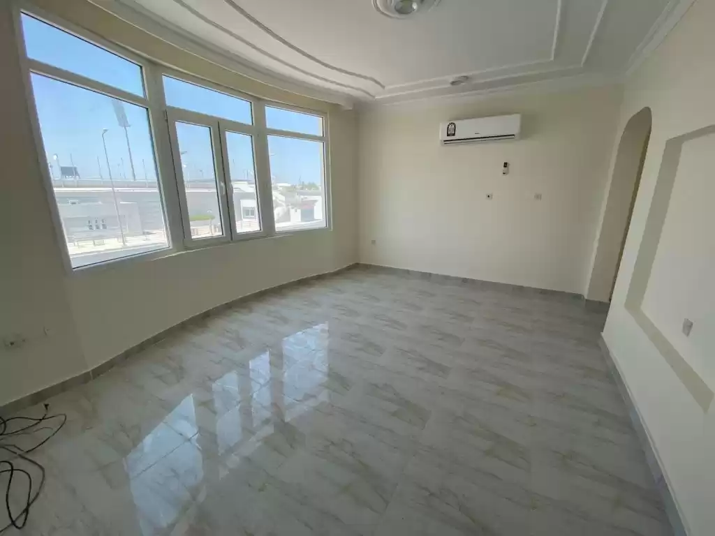 yerleşim Hazır Mülk 4 Yatak Odası U/F Müstakil Villa  kiralık içinde Al Sadd , Doha #15595 - 1  image 