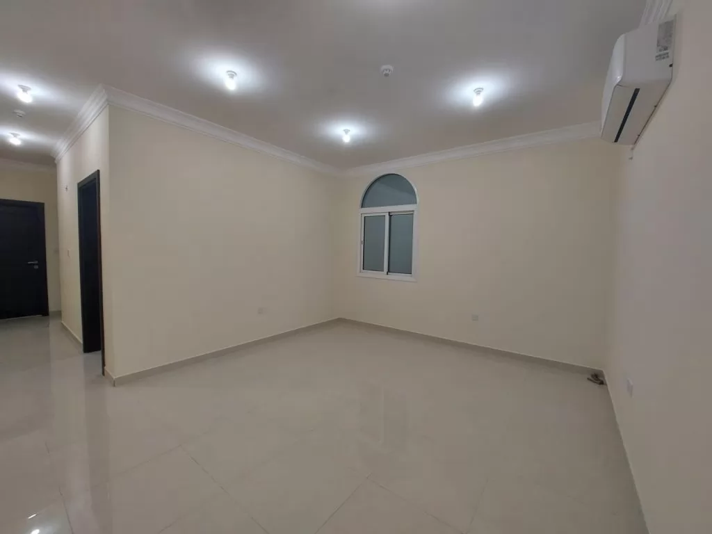 Residential Ready Property 2 Bedrooms U/F Apartment  for rent in Al Wakrah #15604 - 1  image 