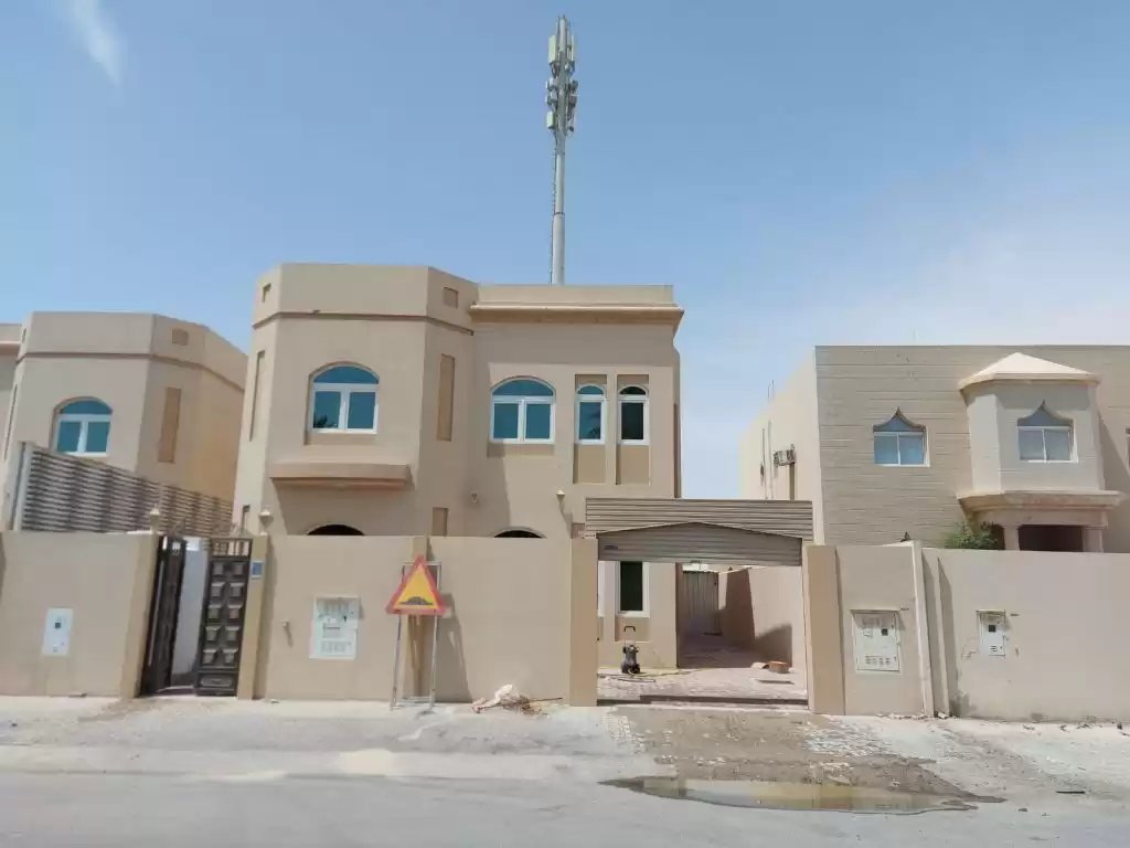 yerleşim Hazır Mülk 5 Yatak Odası U/F Müstakil Villa  kiralık içinde Al Sadd , Doha #15607 - 1  image 