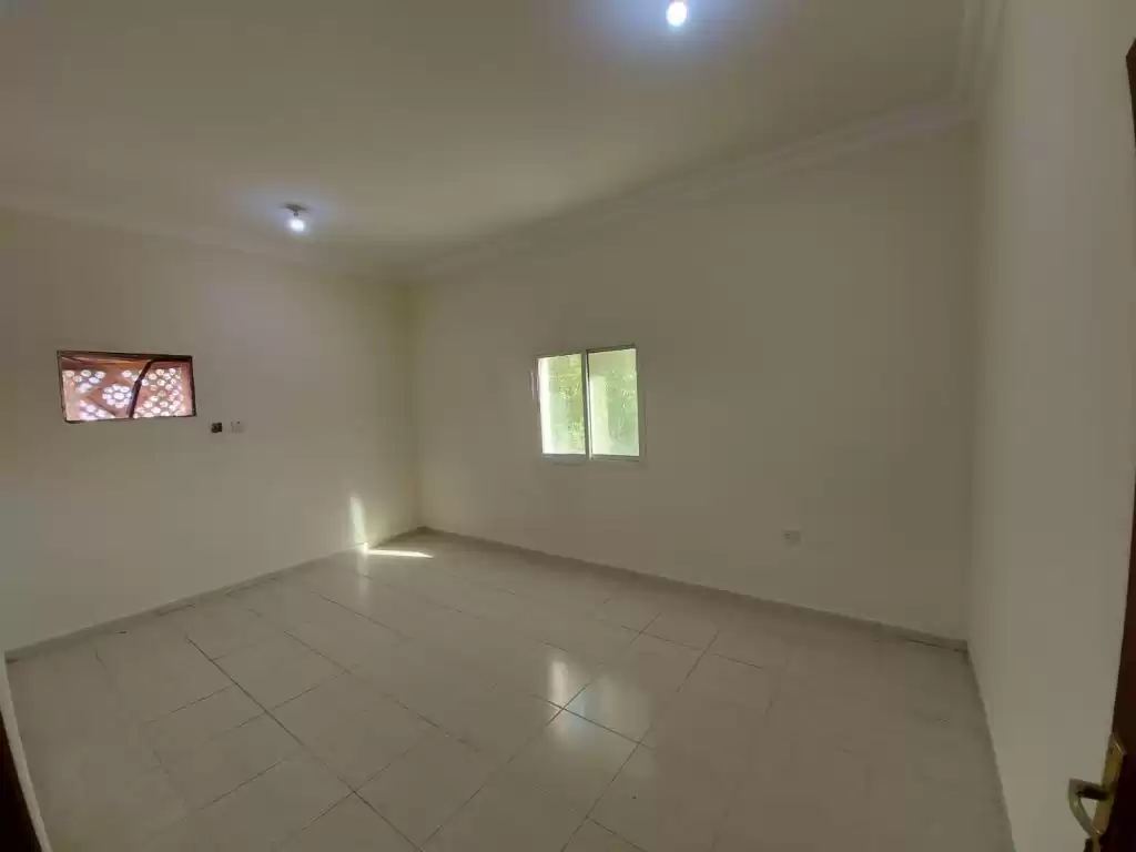 yerleşim Hazır Mülk 2 yatak odası U/F Apartman  kiralık içinde Al Sadd , Doha #15608 - 1  image 