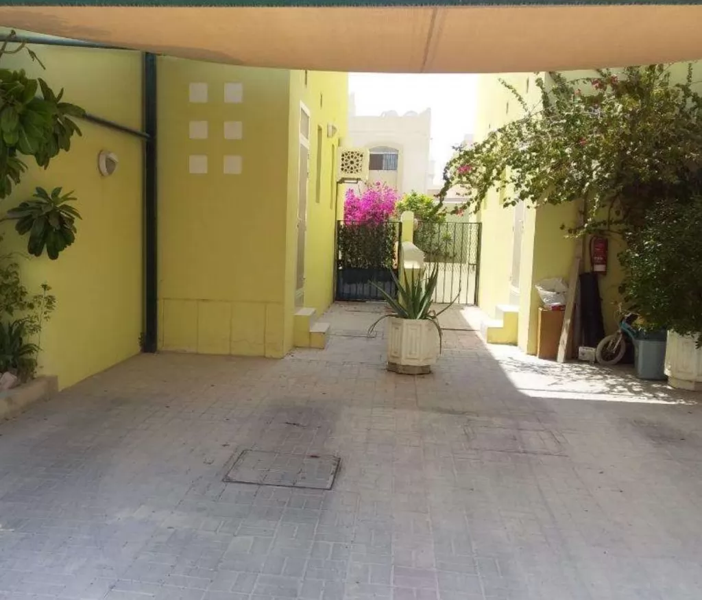 Residential Ready Property 3 Bedrooms U/F Villa in Compound  for rent in Doha-Qatar #15647 - 1  image 