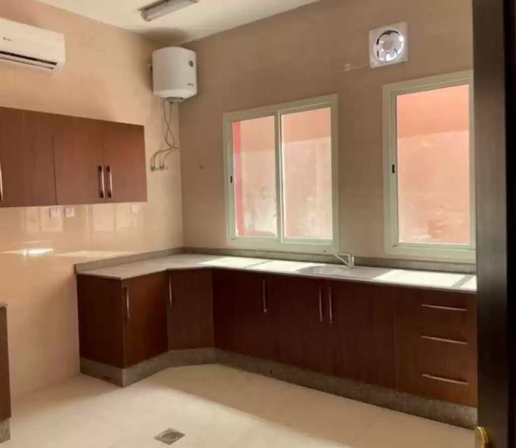Wohn Klaar eigendom 5 Schlafzimmer U/F Wohnung  zu vermieten in Al Sadd , Doha #15657 - 1  image 