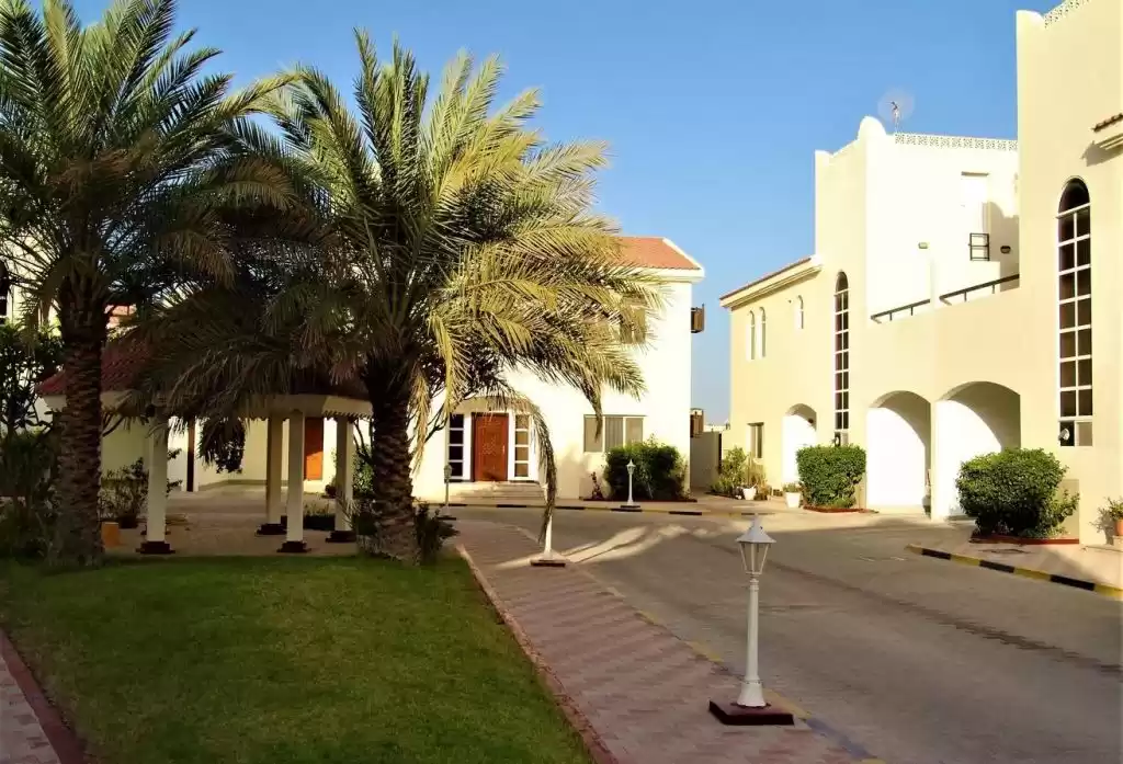 Résidentiel Propriété prête 4 chambres S / F Appartement  a louer au Doha #15730 - 1  image 