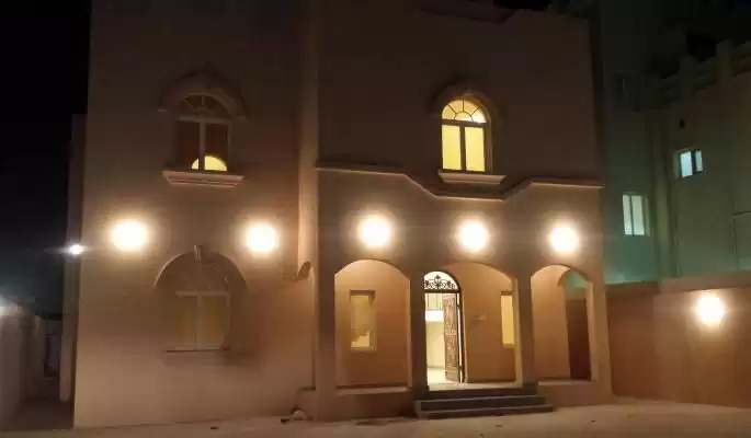 Wohn Klaar eigendom 2 Schlafzimmer S/F Wohnung  zu vermieten in Al Sadd , Doha #15753 - 1  image 
