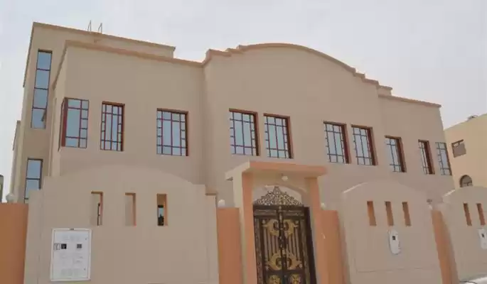 yerleşim Hazır Mülk 6 Yatak Odası U/F Müstakil Villa  kiralık içinde Al Sadd , Doha #15797 - 1  image 