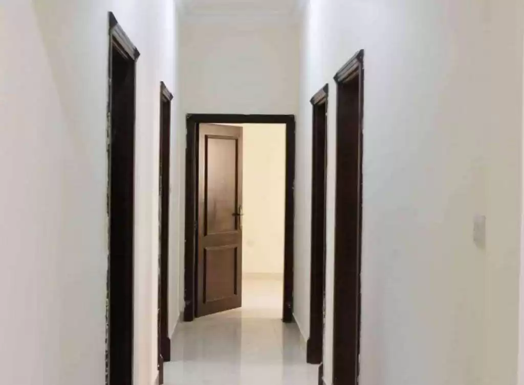 Wohn Klaar eigendom 3 Schlafzimmer F/F Wohnung  zu vermieten in Al Sadd , Doha #15924 - 1  image 