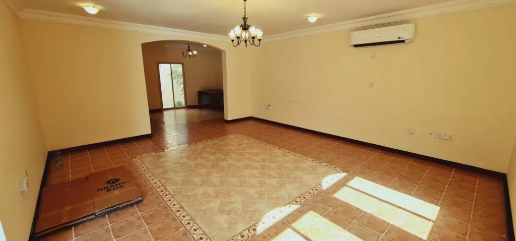 Residential Ready Property 3 Bedrooms S/F Villa in Compound  for rent in Old-Airport , Doha-Qatar #16001 - 1  image 