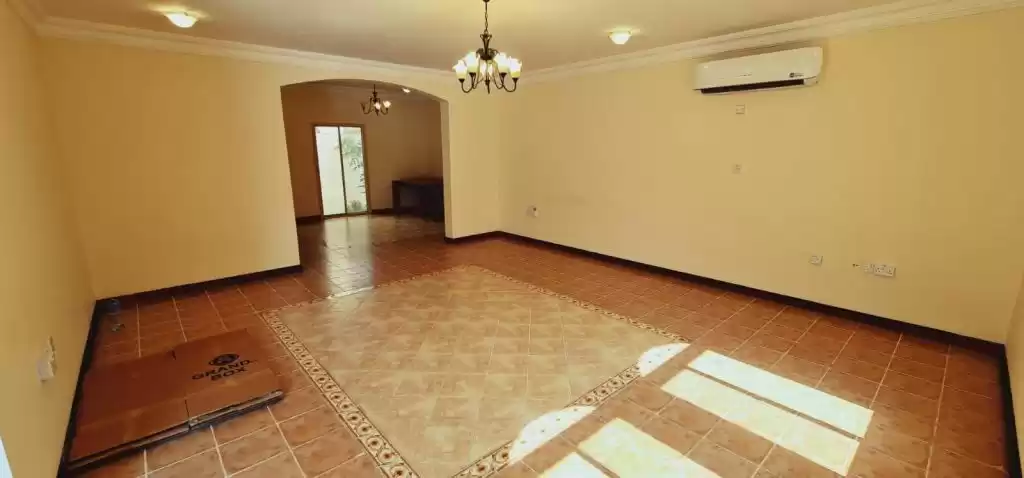 Résidentiel Propriété prête 3 chambres S / F Villa à Compound  a louer au Al-Sadd , Doha #16001 - 1  image 