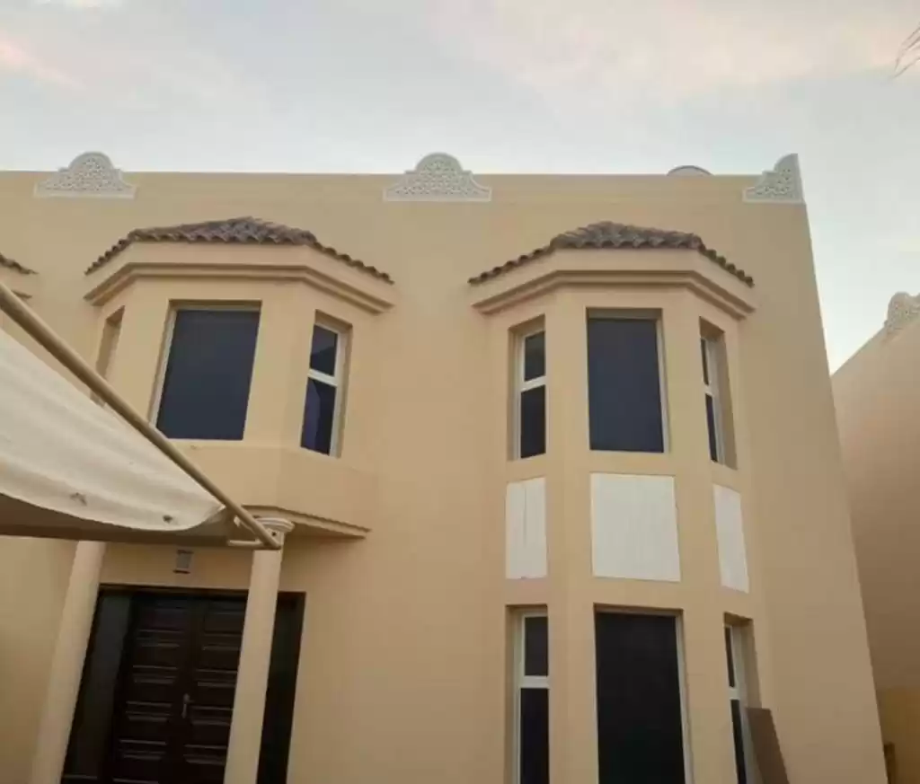 Жилой Готовая недвижимость 4 спальни Н/Ф Отдельная вилла  в аренду в Доха #16008 - 1  image 