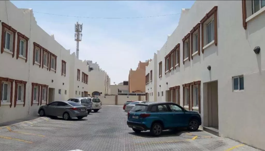 Residential Ready Property 1 Bedroom U/F Apartment  for rent in Doha #16094 - 1  image 