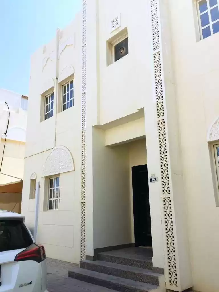 yerleşim Hazır Mülk 5 Yatak Odası U/F Müstakil Villa  kiralık içinde Al Sadd , Doha #16147 - 1  image 