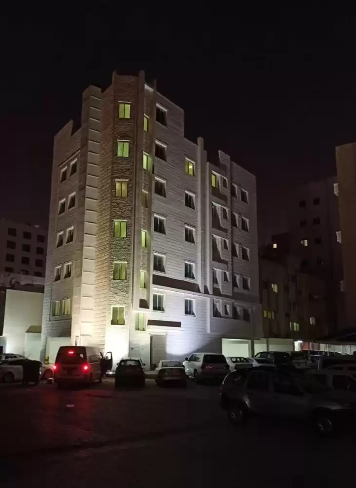 Résidentiel Propriété prête 3 chambres S / F Appartement  a louer au Al-Sadd , Doha #16160 - 1  image 