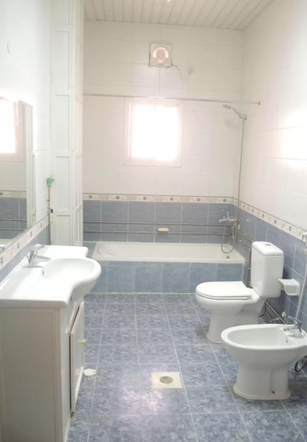 Residential Ready Property 3 Bedrooms U/F Apartment  for rent in Old-Airport , Doha-Qatar #16210 - 3  image 