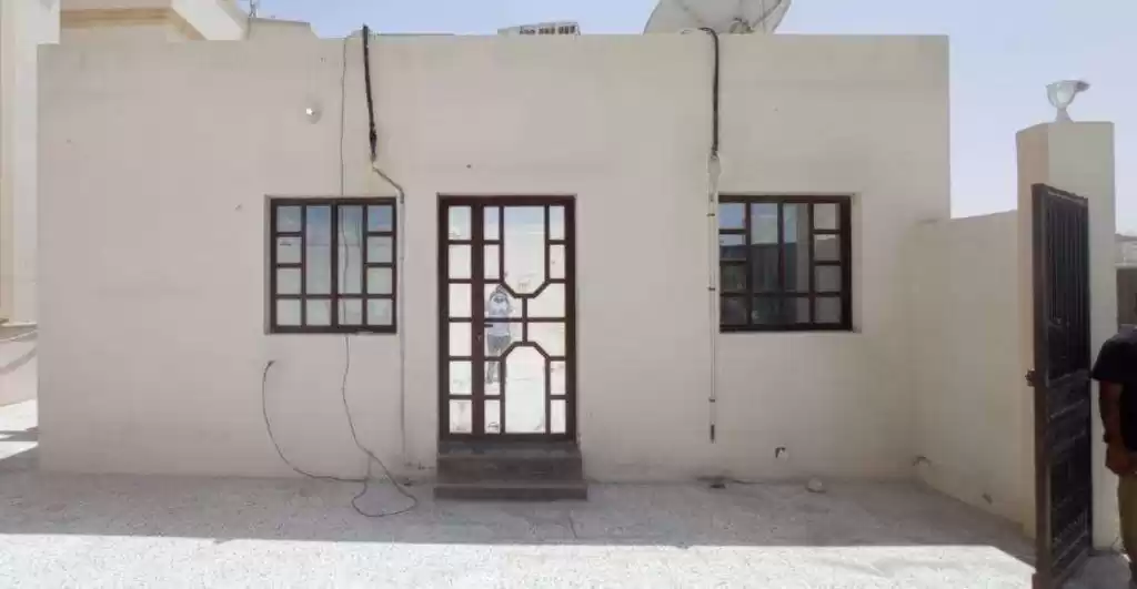 Wohn Klaar eigendom 2 Schlafzimmer U/F Wohnung  zu vermieten in Al Sadd , Doha #16276 - 1  image 