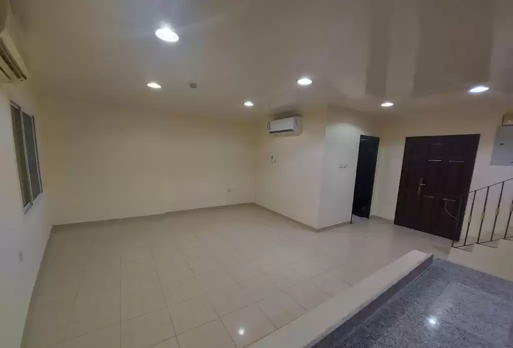 Gemischte Benutzung Klaar eigendom 2 Schlafzimmer U/F Duplex  zu vermieten in Al Sadd , Doha #16318 - 1  image 