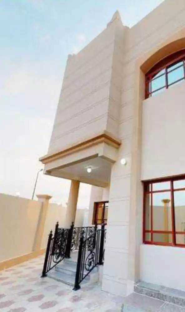 Wohn Klaar eigendom 6 Schlafzimmer U/F Wohnung  zu vermieten in Al Sadd , Doha #16330 - 1  image 