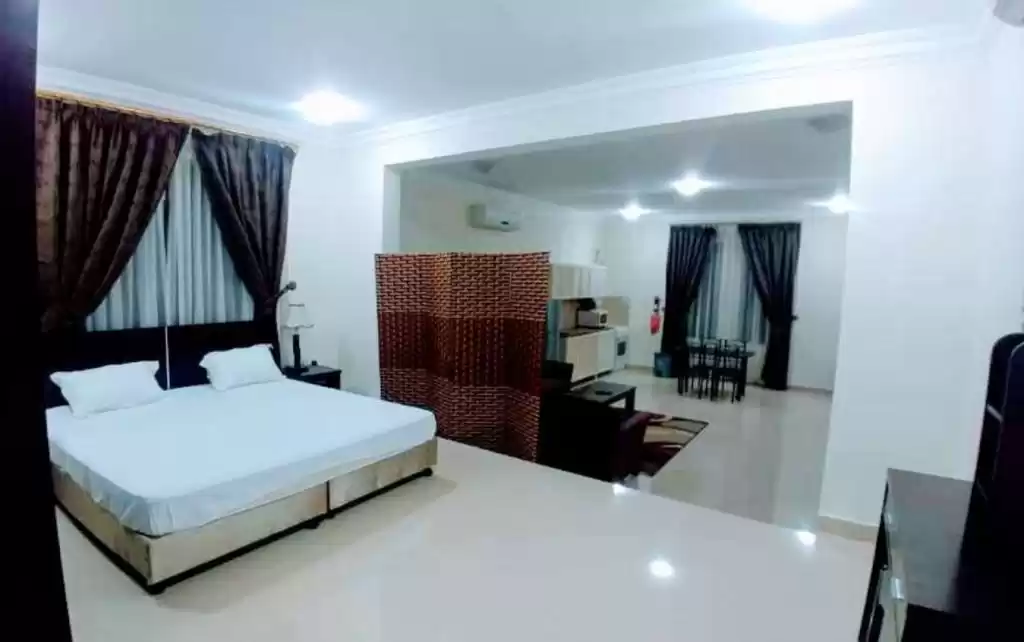yerleşim Hazır Mülk 1 yatak odası F/F Apartman  kiralık içinde Doha #16335 - 1  image 