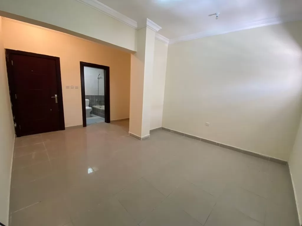 Residential Property 3 Bedrooms U/F Apartment  for rent in Umm-Ghuwailina , Doha-Qatar #16363 - 1  image 