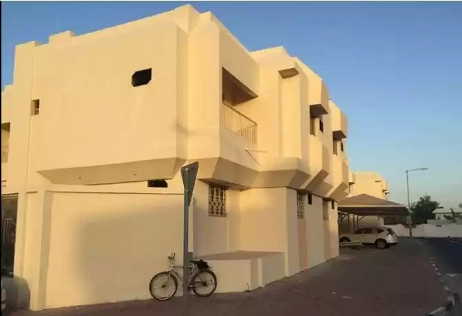 Wohn Klaar eigendom 2 Schlafzimmer U/F Wohnung  zu vermieten in Al Sadd , Doha #16381 - 1  image 