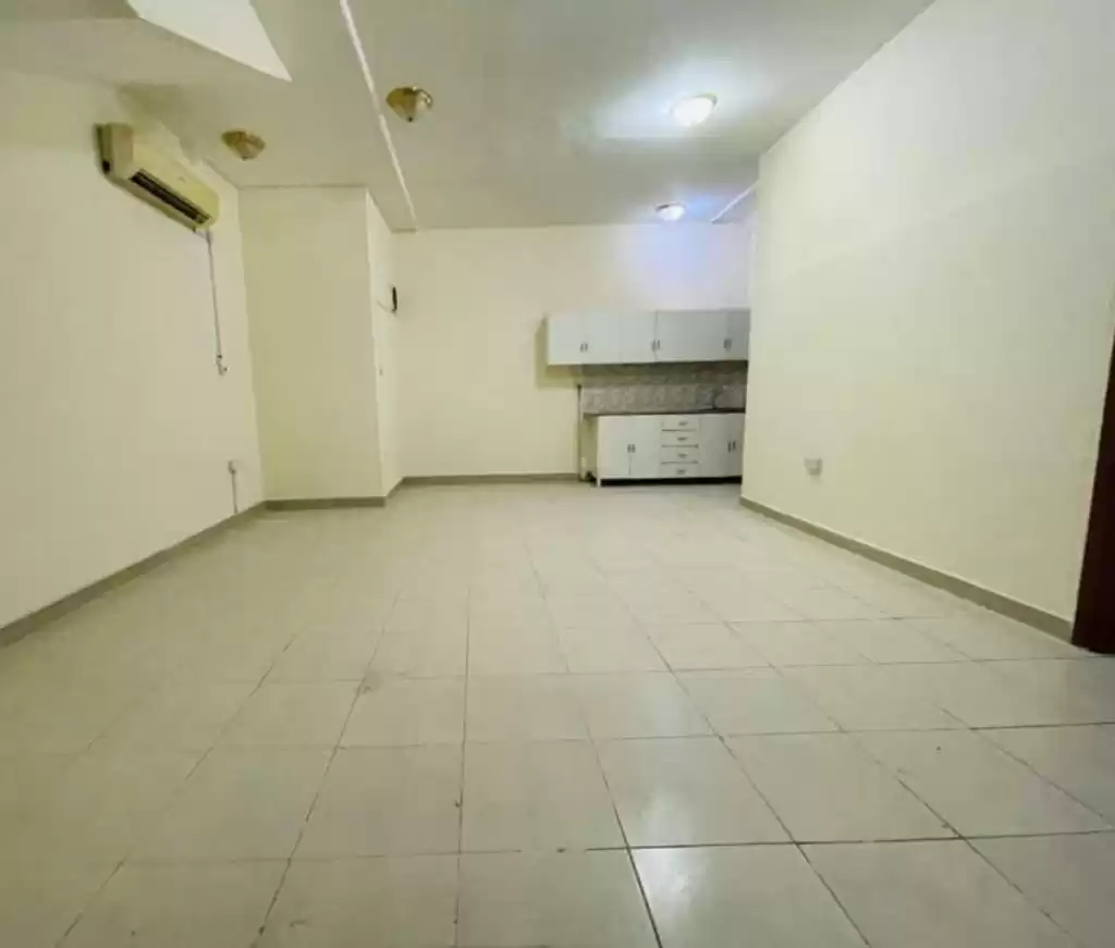 Wohn Klaar eigendom 2 Schlafzimmer U/F Wohnung  zu vermieten in Al Sadd , Doha #16427 - 1  image 
