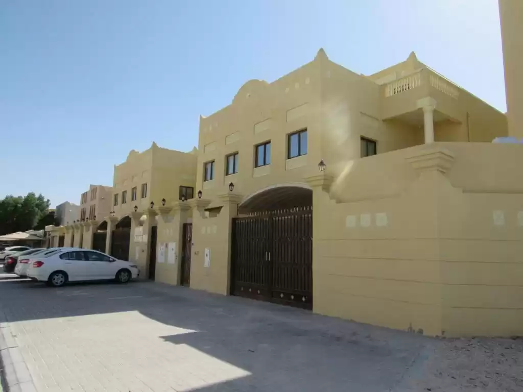 yerleşim Hazır Mülk 5 Yatak Odası U/F Müstakil Villa  kiralık içinde Al Sadd , Doha #16443 - 1  image 