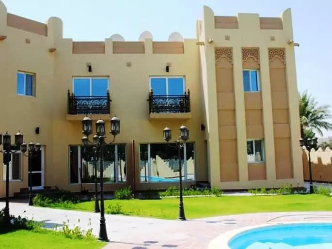 Residential Ready Property 3 Bedrooms S/F Villa in Compound  for rent in Al-Dafna , Doha-Qatar #16471 - 1  image 