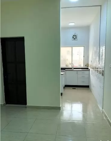 Жилой Готовая недвижимость 1 спальня Н/Ф Квартира  в аренду в Доха #16518 - 1  image 