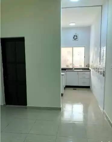Residential Ready Property 1 Bedroom U/F Apartment  for rent in Doha #16518 - 1  image 