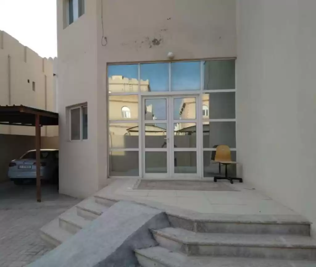 Residential Ready Property 1 Bedroom U/F Apartment  for rent in Doha #16564 - 1  image 
