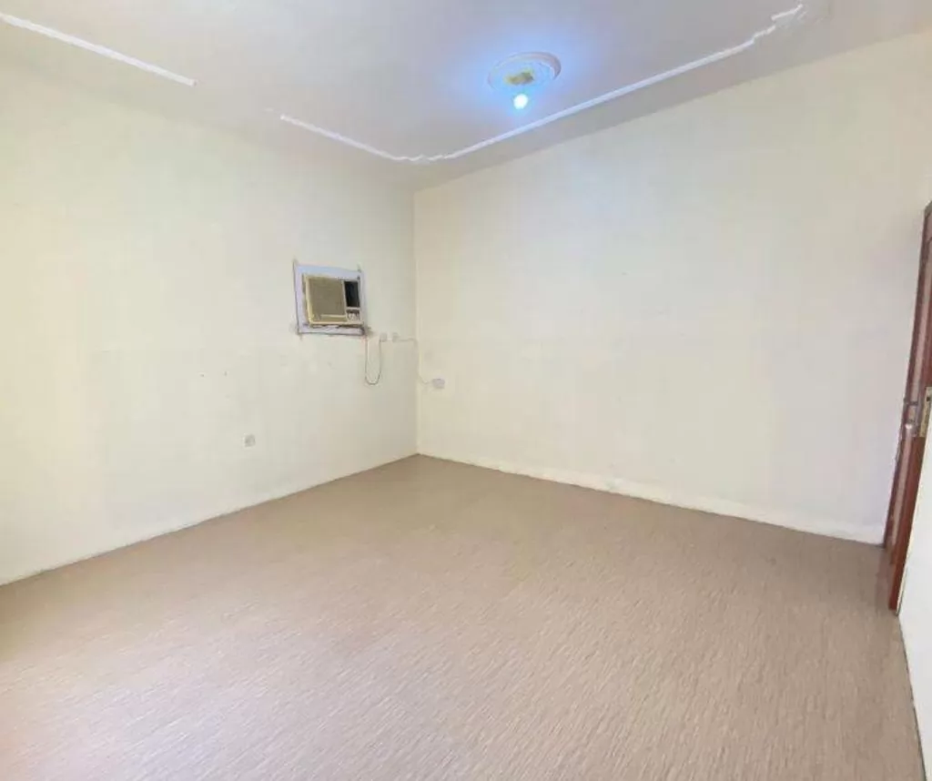 Residential Ready Property 1 Bedroom U/F Apartment  for rent in Old-Airport , Doha-Qatar #16582 - 2  image 