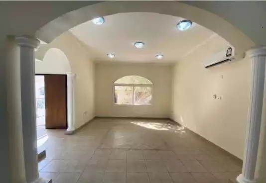 Résidentiel Propriété prête 3 chambres U / f Villa autonome  a louer au Al-Sadd , Doha #16652 - 1  image 