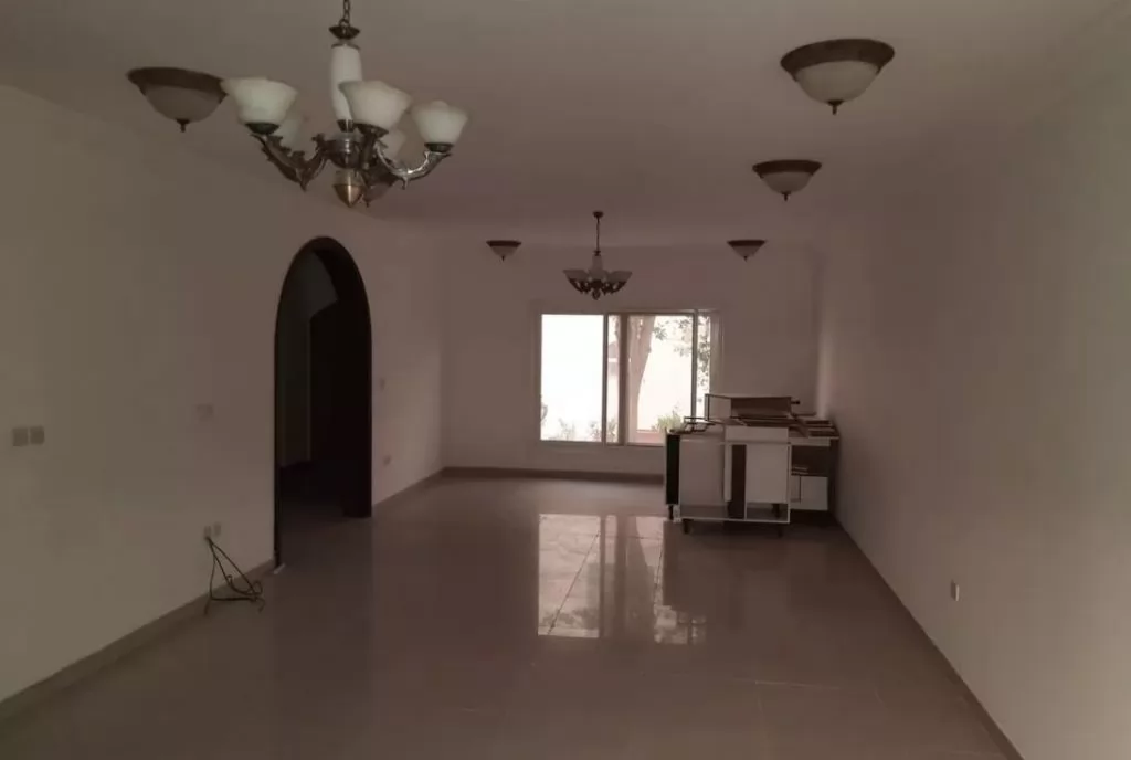 Residential Ready Property 3+maid Bedrooms U/F Villa in Compound  for rent in Doha #16663 - 1  image 