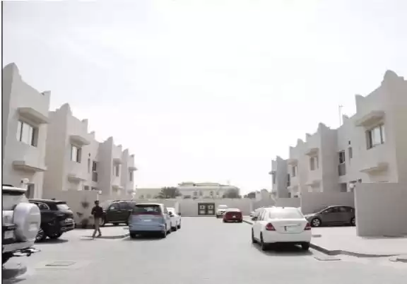 Wohn Klaar eigendom 2 Schlafzimmer U/F Wohnung  zu vermieten in Al Sadd , Doha #16719 - 1  image 