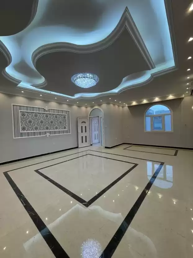 Résidentiel Propriété prête 5 chambres U / f Villa autonome  a louer au Al-Sadd , Doha #16783 - 1  image 